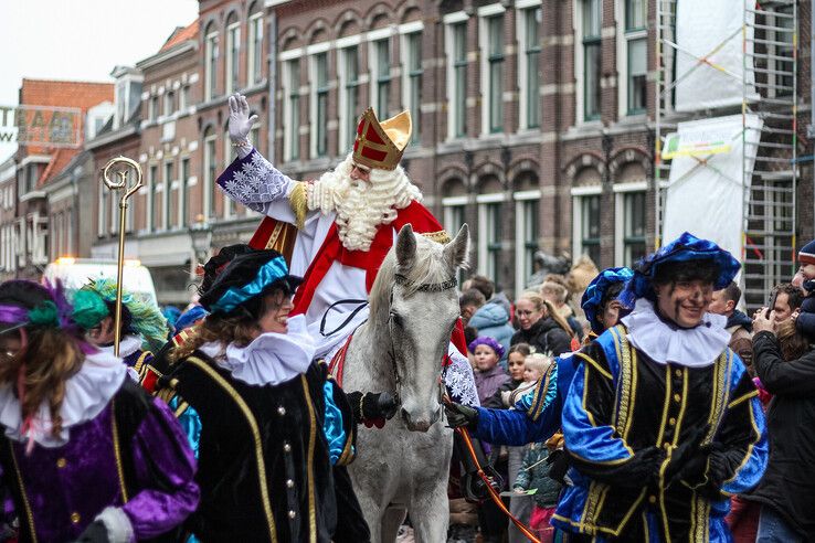 In beeld: Sinterklaas en zijn pieten komen aan in Kampen - Foto: Pascal Winter