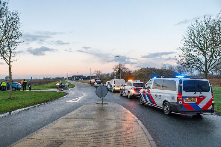 Drie auto's botsten op elkaar op de Zwolseweg. - Foto: Ruben Meinten