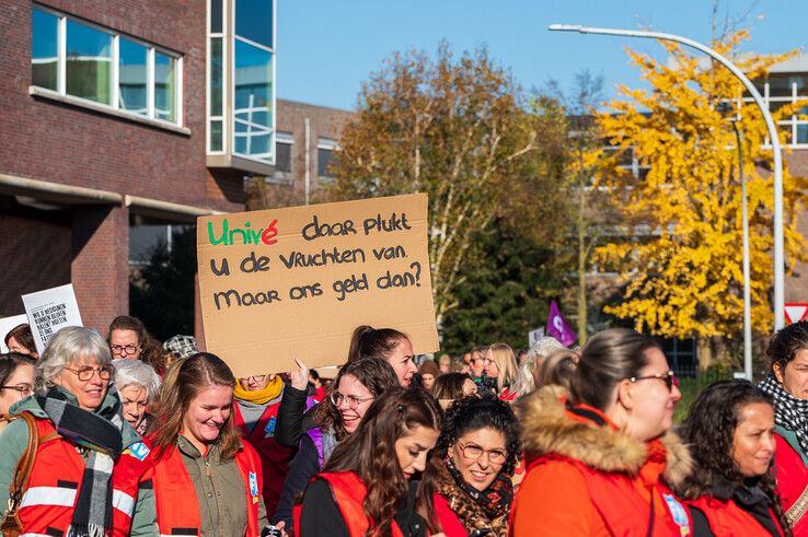 In beeld: Veel apothekersassistenten uit Kampen leggen werk neer voor betere cao - Foto: Peter Denekamp