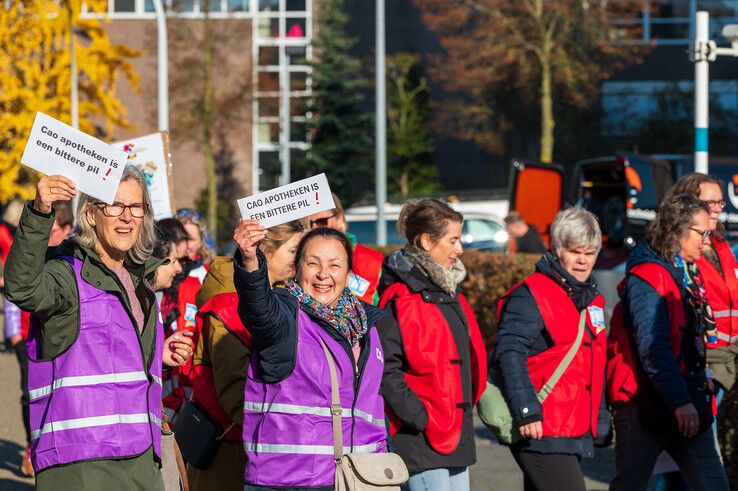 In beeld: Veel apothekersassistenten uit Kampen leggen werk neer voor betere cao - Foto: Peter Denekamp