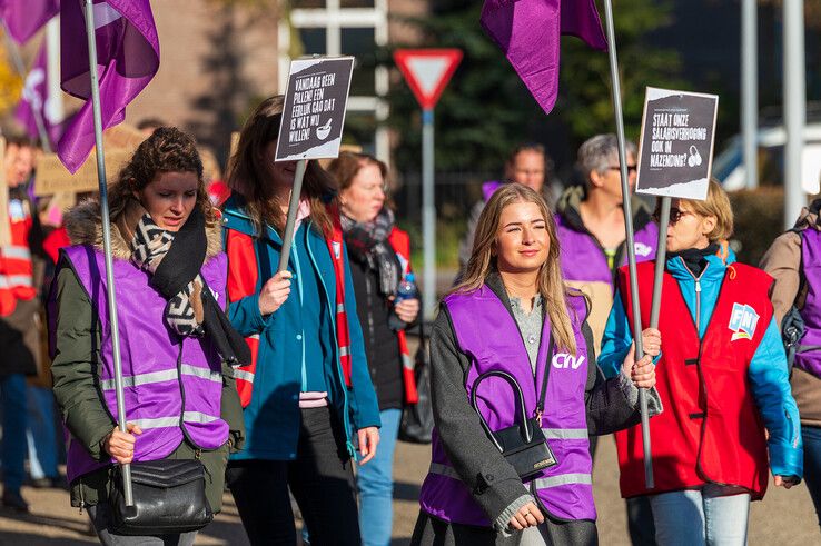 In beeld: Veel apothekersassistenten uit Kampen leggen werk neer voor betere cao - Foto: Peter Denekamp