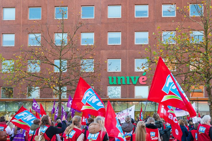 In beeld: Veel apothekersassistenten uit Kampen leggen werk neer voor betere cao - Foto: Peter Denekamp