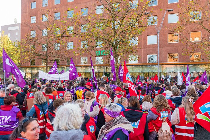 In beeld: Veel apothekersassistenten uit Kampen leggen werk neer voor betere cao - Foto: Peter Denekamp