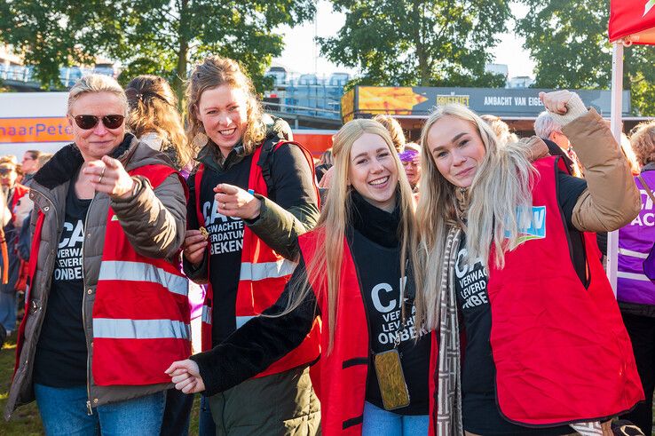 In beeld: Veel apothekersassistenten uit Kampen leggen werk neer voor betere cao - Foto: Peter Denekamp