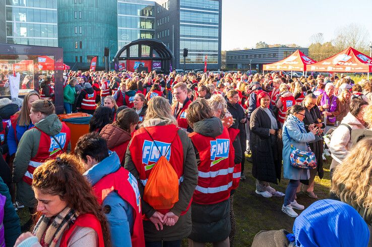 In beeld: Veel apothekersassistenten uit Kampen leggen werk neer voor betere cao - Foto: Peter Denekamp