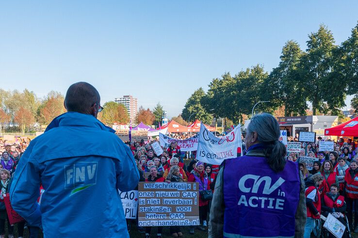 In beeld: Veel apothekersassistenten uit Kampen leggen werk neer voor betere cao - Foto: Peter Denekamp