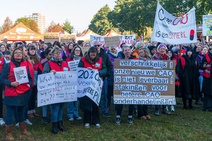 In beeld: Veel apothekersassistenten uit Kampen leggen werk neer voor betere cao - Foto: Peter Denekamp