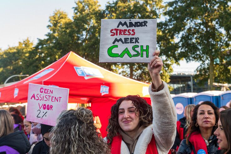 In beeld: Veel apothekersassistenten uit Kampen leggen werk neer voor betere cao - Foto: Peter Denekamp