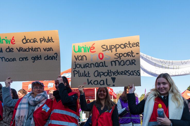 In beeld: Veel apothekersassistenten uit Kampen leggen werk neer voor betere cao - Foto: Peter Denekamp