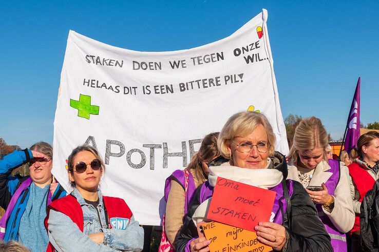 In beeld: Veel apothekersassistenten uit Kampen leggen werk neer voor betere cao - Foto: Peter Denekamp