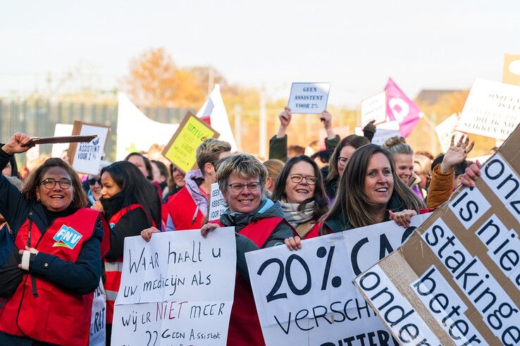 In beeld: Veel apothekersassistenten uit Kampen leggen werk neer voor betere cao - Foto: Peter Denekamp