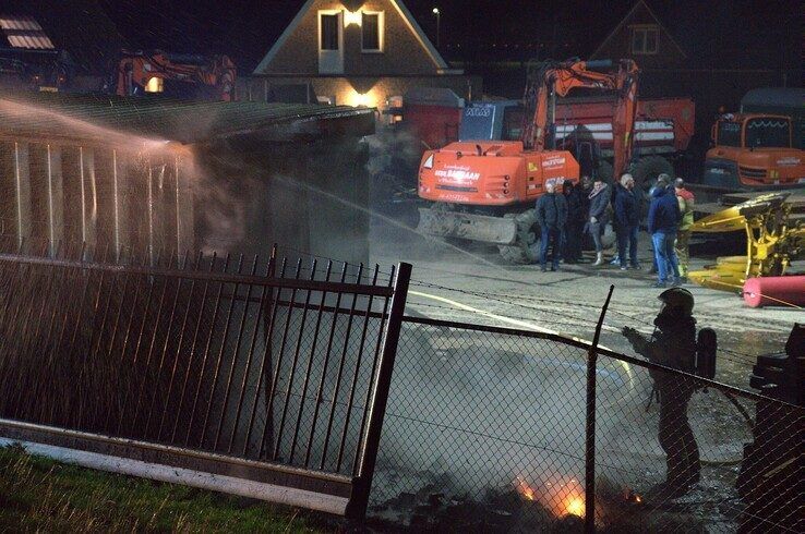 Door vliegvuur vatte een schuur vlam op het erf. - Foto: Bob Koning