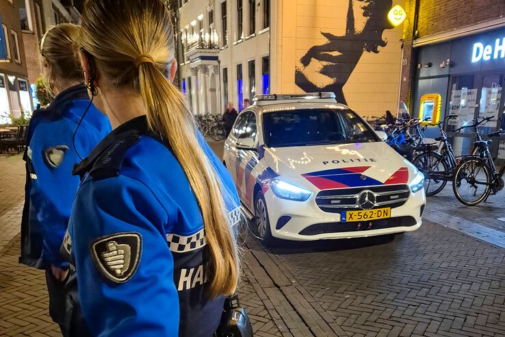 Politie en handhavers controleren in de Oudestraat. - Foto: Politie Basisteam IJsselland-Noord