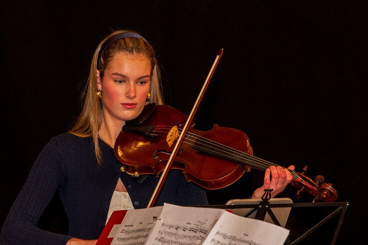 In beeld: Dirkje (18) uit Laag Zuthem en Dani (18) uit Kampen winnen aanmoedigingsprijs in Zwolle - Foto: Peter Denekamp