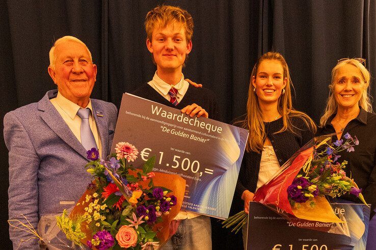 In beeld: Dirkje (18) uit Laag Zuthem en Dani (18) uit Kampen winnen aanmoedigingsprijs in Zwolle - Foto: Peter Denekamp