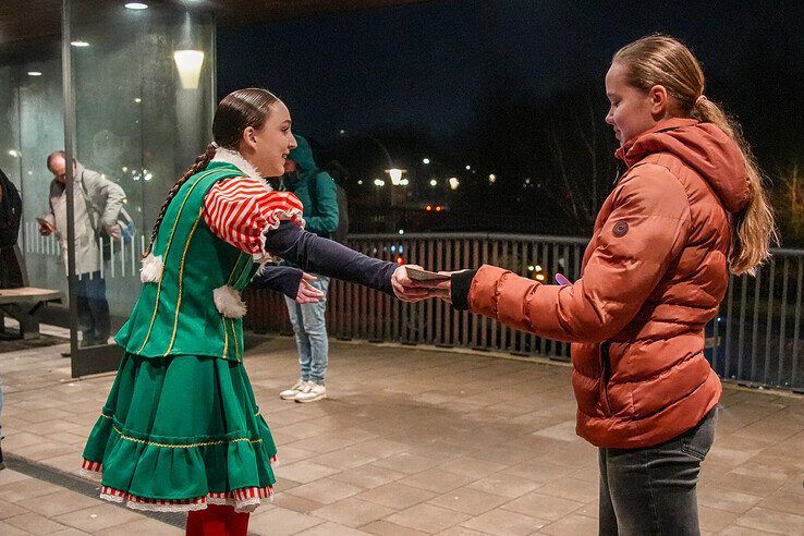 In beeld: Traktatie voor reizigers op station Stadshagen vanwege 5-jarig bestaan - Foto: Obbe Bakker