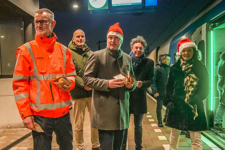 In beeld: Traktatie voor reizigers op station Stadshagen vanwege 5-jarig bestaan - Foto: Obbe Bakker