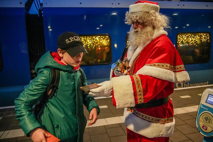 In beeld: Traktatie voor reizigers op station Stadshagen vanwege 5-jarig bestaan - Foto: Obbe Bakker