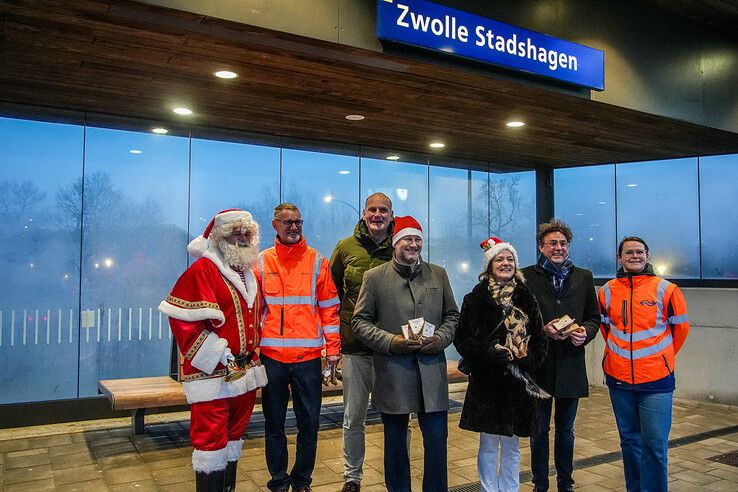 In beeld: Traktatie voor reizigers op station Stadshagen vanwege 5-jarig bestaan - Foto: Obbe Bakker