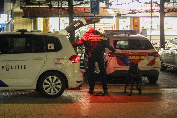 Politie bij de snackbar aan de Lelystraat. - Foto: Pascal Winter