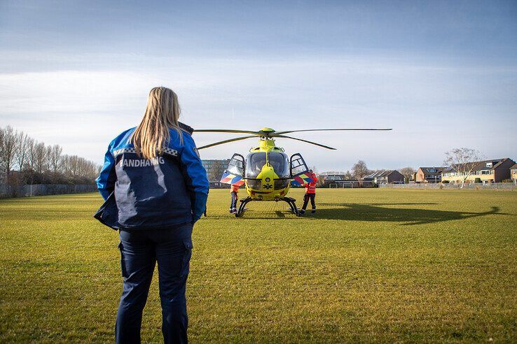 De traumaheli op een sportveld bij het Ichthus College. - Foto: Ruben Meinten