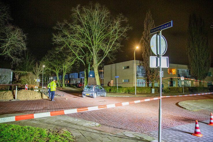 Fietser met spoed naar ziekenhuis na botsing met auto in IJsselmuiden - Foto: Hugo Janssen