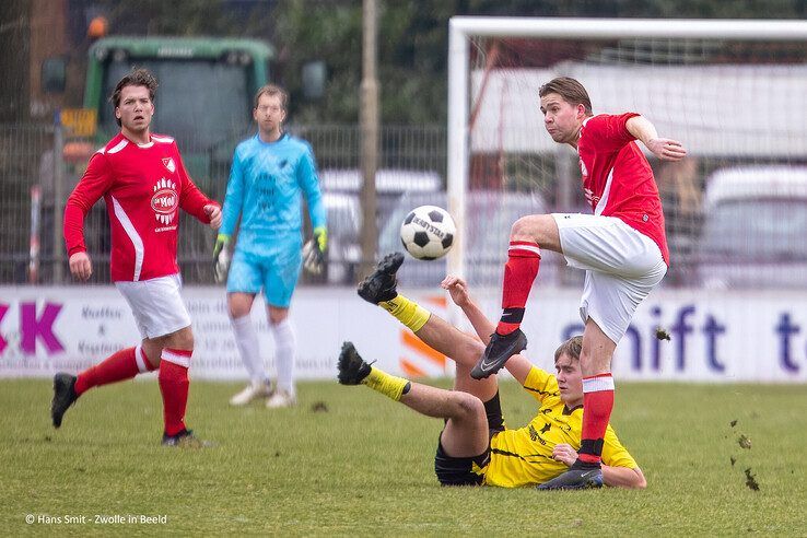 In beeld: Nog volop spanning in 5e klasse D, Wijthmen wint streekderby van SV Zalk - Foto: Hans Smit