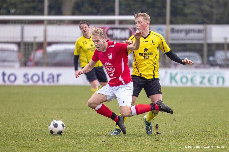 In beeld: Nog volop spanning in 5e klasse D, Wijthmen wint streekderby van SV Zalk - Foto: Hans Smit