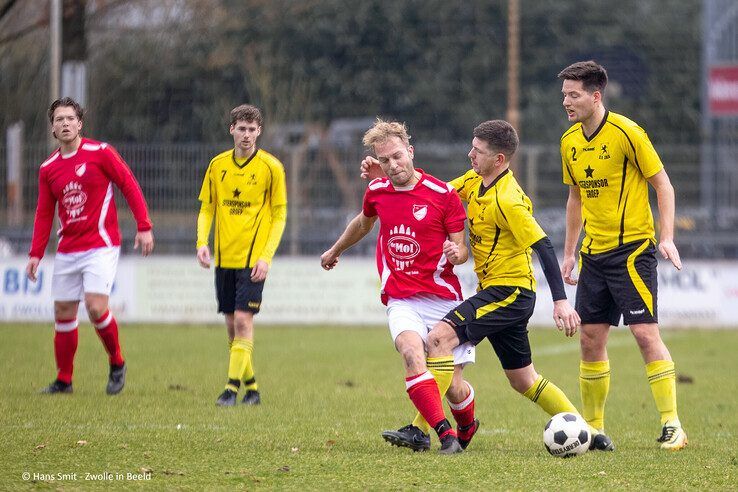 In beeld: Nog volop spanning in 5e klasse D, Wijthmen wint streekderby van SV Zalk - Foto: Hans Smit