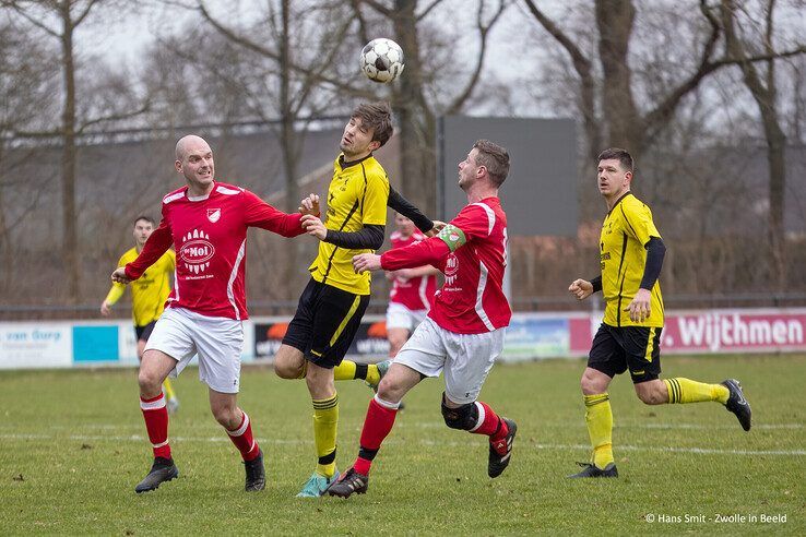 In beeld: Nog volop spanning in 5e klasse D, Wijthmen wint streekderby van SV Zalk - Foto: Hans Smit