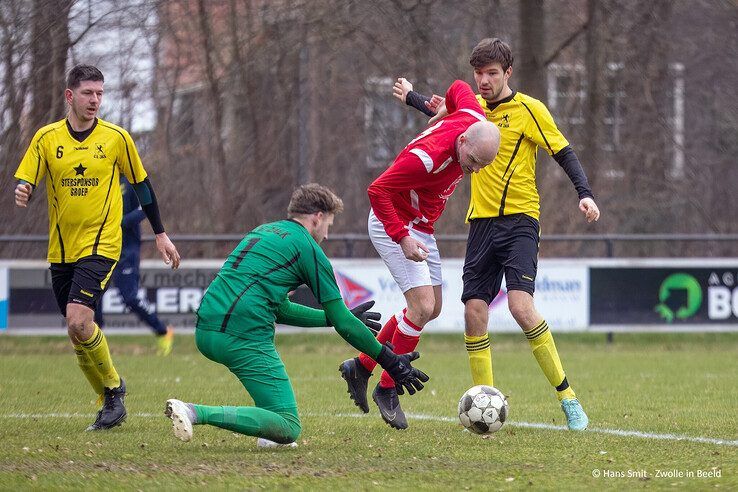 In beeld: Nog volop spanning in 5e klasse D, Wijthmen wint streekderby van SV Zalk - Foto: Hans Smit