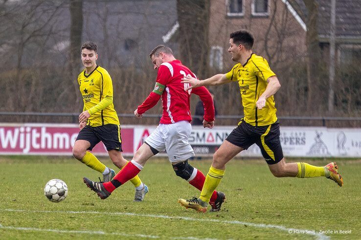 In beeld: Nog volop spanning in 5e klasse D, Wijthmen wint streekderby van SV Zalk - Foto: Hans Smit